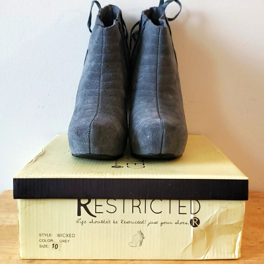 Grey/black suede ankle boots, wedged hill, lace up back, platform bottom